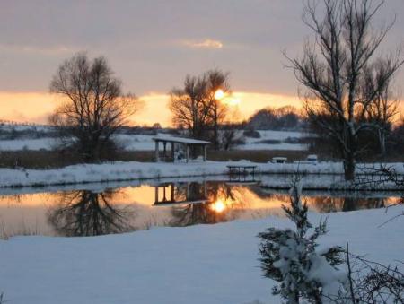 le  reflet  du coucher du soleil sur  l etang